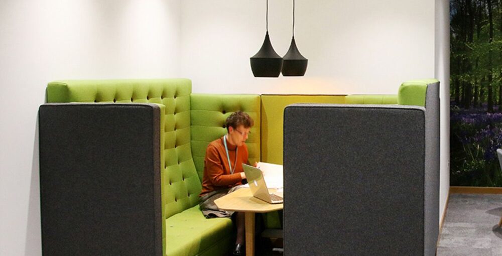 Soft Açık Ofis Alanlarında Yüksek Sırtlı Ses Yalıtımlı Toplantı Koltukları