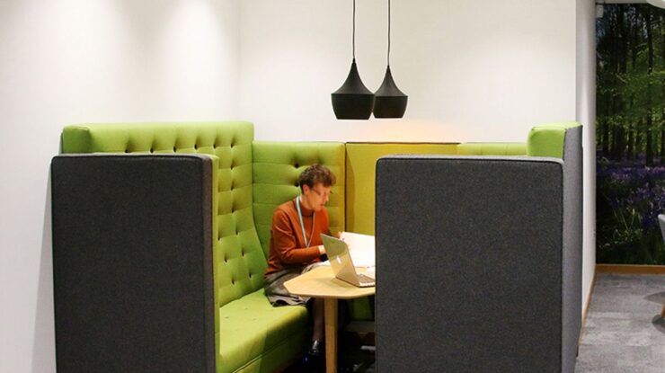 Soft Açık Ofis Alanlarında Yüksek Sırtlı Ses Yalıtımlı Toplantı Koltukları